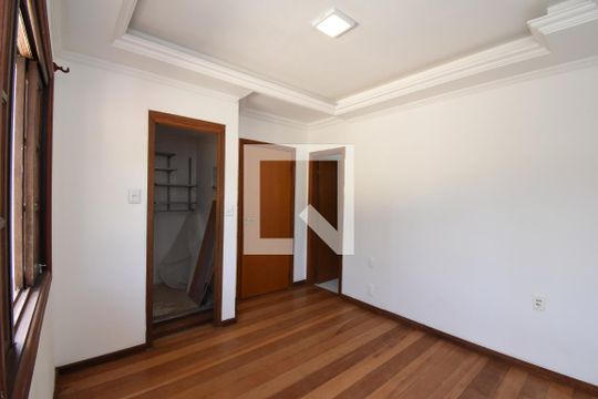Suíte de casa para alugar com 6 quartos, 280m² em Santo Inácio, Curitiba