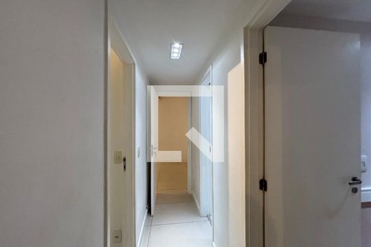 Sala - corredor de acesso aos cômodos de apartamento à venda com 3 quartos, 95m² em Botafogo, Rio de Janeiro