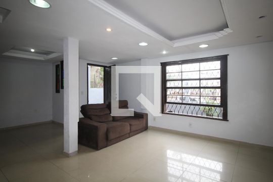 Sala de casa à venda com 3 quartos, 120m² em Bom Jesus, Porto Alegre