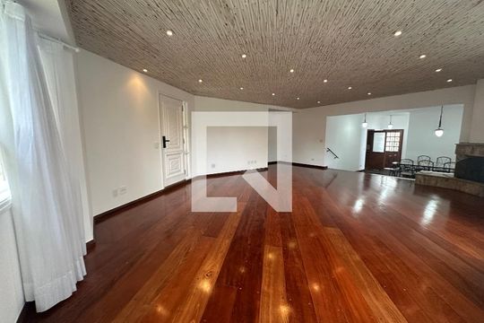 Sala de casa de condomínio para alugar com 4 quartos, 342m² em Morada dos Pássaros, Barueri