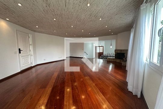 Sala de casa de condomínio para alugar com 4 quartos, 342m² em Morada dos Pássaros, Barueri