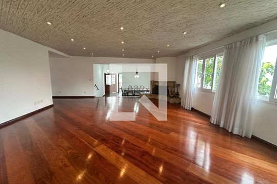 Sala de casa de condomínio para alugar com 4 quartos, 342m² em Morada dos Pássaros, Barueri