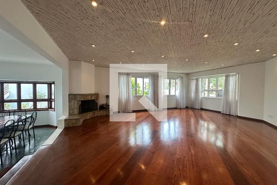 Sala de casa de condomínio para alugar com 4 quartos, 342m² em Morada dos Pássaros, Barueri
