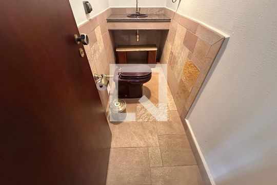 Lavabo de casa de condomínio para alugar com 4 quartos, 342m² em Morada dos Pássaros, Barueri