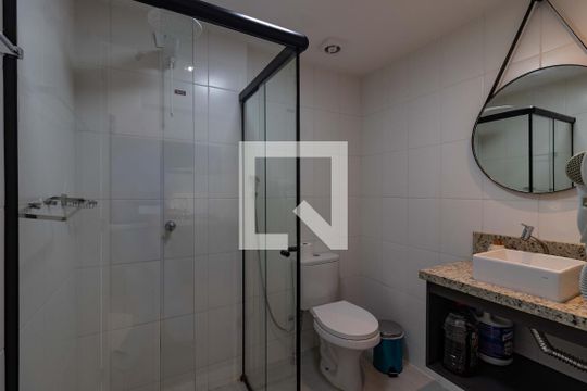 Banheiro de apartamento para alugar com 1 quarto, 26m² em Barra Funda, São Paulo