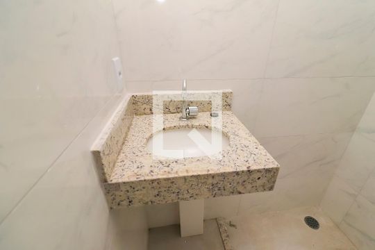 Banheiro de kitnet/studio para alugar com 1 quarto, 28m² em Cidade Antônio Estêvão de Carvalho, São Paulo