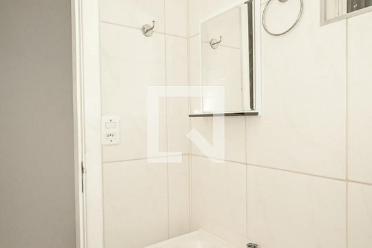 Banheiro Suíte de kitnet/studio para alugar com 1 quarto, 60m² em Vila Francisco Remeikis, Taboão da Serra