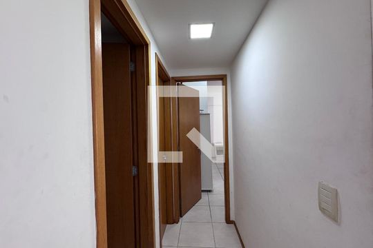 Corredor de apartamento para alugar com 2 quartos, 86m² em Recreio dos Bandeirantes, Rio de Janeiro