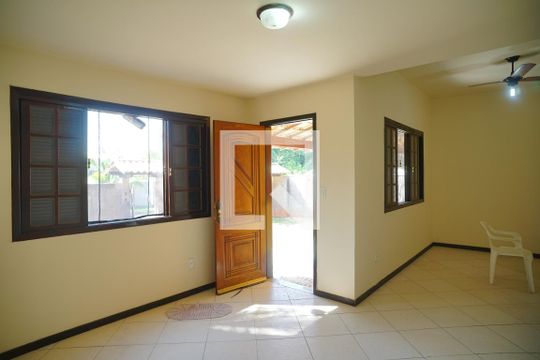 Sala de casa para alugar com 4 quartos, 472m² em Itaipuaçu, Maricá