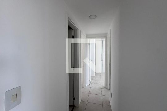 Corredor de apartamento para alugar com 3 quartos, 81m² em Barra da Tijuca, Rio de Janeiro