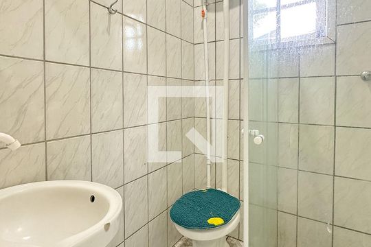 Banheiro de apartamento para alugar com 1 quarto, 48m² em São João do Rio Vermelho, Florianópolis