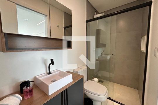 Banheiro suíte  de apartamento para alugar com 1 quarto, 50m² em Lagoa Pequena, Florianópolis