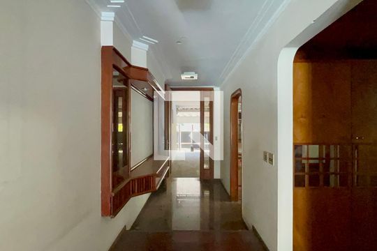 Entrada de casa para alugar com 4 quartos, 420m² em Jardim Paulistano, São Paulo