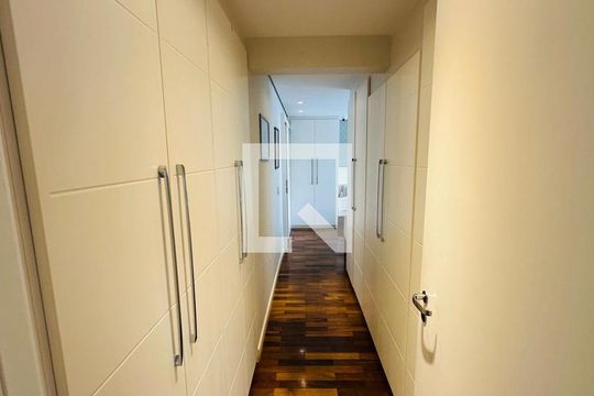 Corredor de apartamento à venda com 3 quartos, 162m² em Vila Mariana, São Paulo