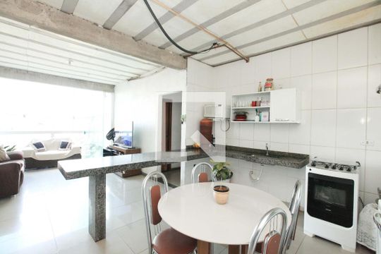 Casa à venda com 5 quartos, 360m² em Água Branca, Contagem