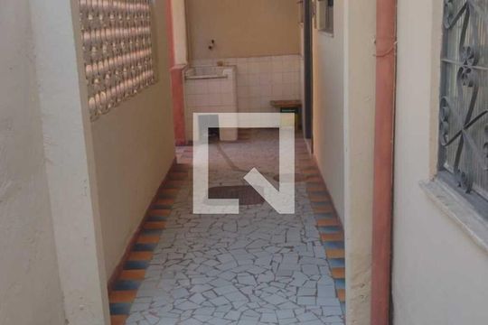 Área externa de casa para alugar com 2 quartos, 40m² em Centro, Nilópolis