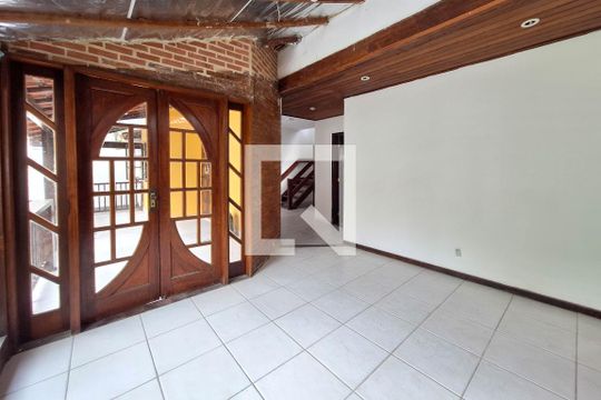 Sala 2 de casa para alugar com 3 quartos, 195m² em Engenho do Mato, Niterói