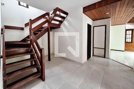 Sala 1 de casa para alugar com 3 quartos, 195m² em Engenho do Mato, Niterói