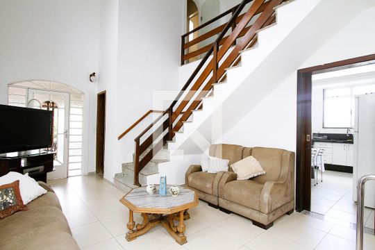Sala de casa à venda com 4 quartos, 220m² em Álvaro Camargos, Belo Horizonte