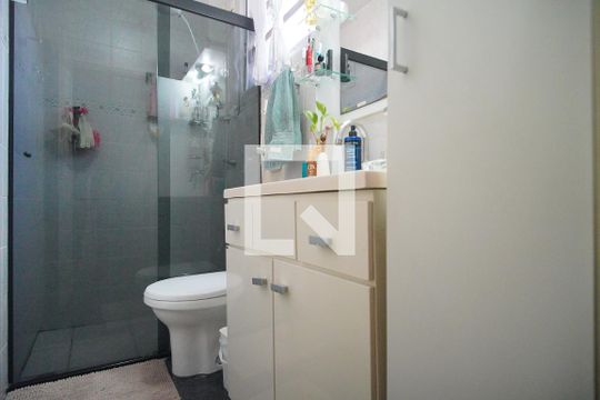 Banheiro de apartamento à venda com 1 quarto, 47m² em Centro, São Leopoldo