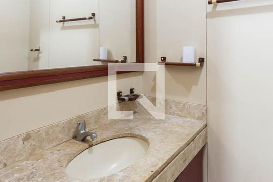 Lavabo de apartamento para alugar com 4 quartos, 174m² em Grajaú, Rio de Janeiro