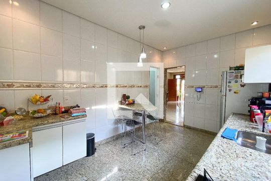 Casa à venda com 3 quartos, 360m² em Eldoradinho, Contagem