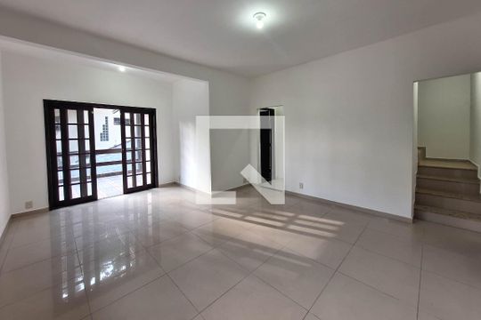 Sala de casa de condomínio à venda com 3 quartos, 258m² em Santa Barbara, Niterói