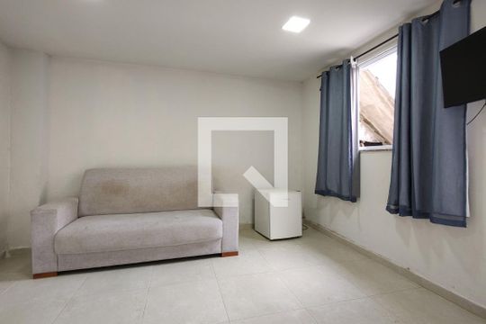 Sala/Quarto de kitnet/studio para alugar com 1 quarto, 30m² em Jacarepaguá, Rio de Janeiro
