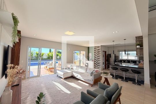 Sala de casa de condomínio à venda com 3 quartos, 340m² em Medeiros, Jundiaí