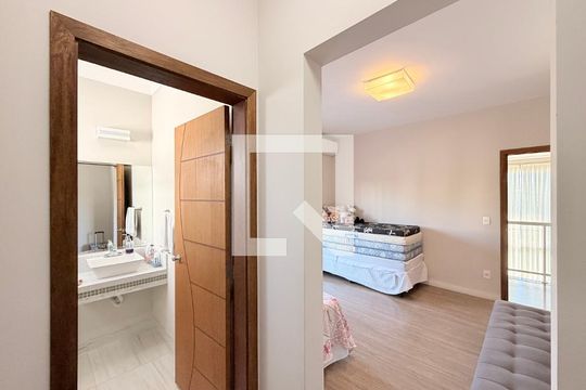 Suíte 1 de casa de condomínio à venda com 3 quartos, 340m² em Medeiros, Jundiaí