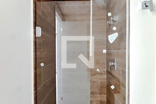 Banheiro de kitnet/studio para alugar com 1 quarto, 23m² em Vila Gomes Cardim, São Paulo