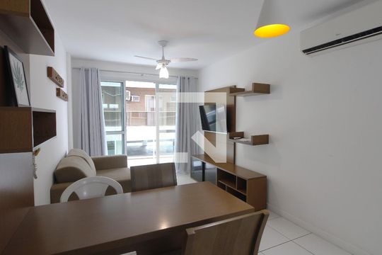 Apartamento para alugar com 1 quarto, 74m² em Algodoal, Cabo Frio