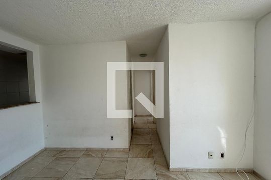 Corredor de apartamento para alugar com 3 quartos, 55m² em Pavuna, Nilópolis