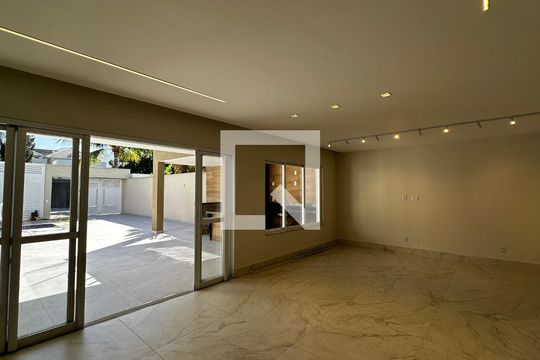 Sala de casa de condomínio à venda com 4 quartos, 273m² em Recreio dos Bandeirantes, Rio de Janeiro