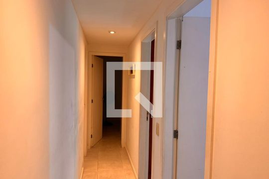 Corredor de apartamento à venda com 4 quartos, 107m² em Barra da Tijuca, Rio de Janeiro