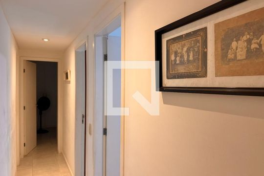 Corredor de apartamento à venda com 4 quartos, 107m² em Barra da Tijuca, Rio de Janeiro