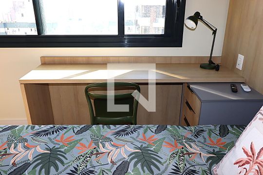 Espaço conjugado - mesa de escritório de kitnet/studio para alugar com 1 quarto, 28m² em Mont’serrat, Porto Alegre