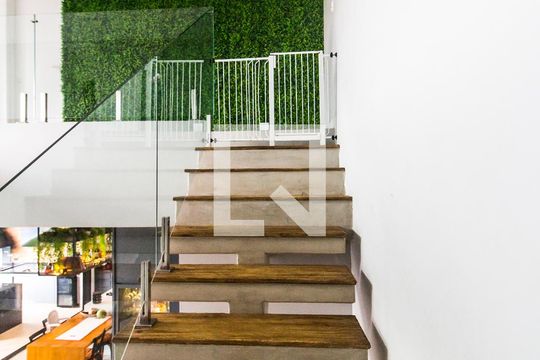 Escada de casa de condomínio à venda com 5 quartos, 441m² em Cidade Tamboré, Santana de Parnaíba