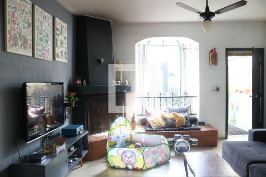 Casa à venda com 2 quartos, 250m² em Vila Ipojuca, São Paulo