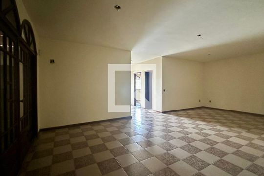Casa à venda com 5 quartos, 300m² em Heliópolis, Belo Horizonte