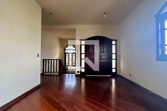 Casa à venda com 5 quartos, 300m² em Heliópolis, Belo Horizonte