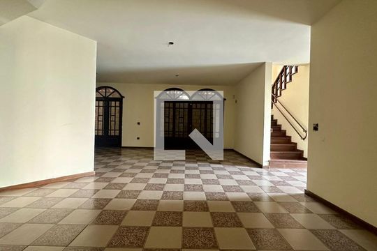 Casa à venda com 5 quartos, 300m² em Heliópolis, Belo Horizonte