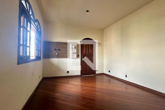 Casa à venda com 5 quartos, 300m² em Heliópolis, Belo Horizonte