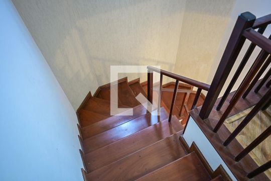 Escada de casa de condomínio para alugar com 4 quartos, 394m² em Jardim Ampliacao, São Paulo
