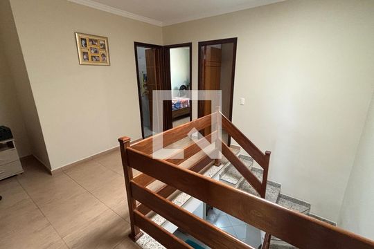 Escada de casa à venda com 3 quartos, 128m² em Santa Terezinha, Santo André