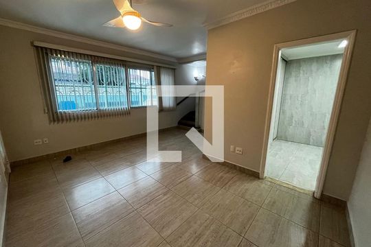 Casa para alugar com 3 quartos, 236m² em Embaré, Santos