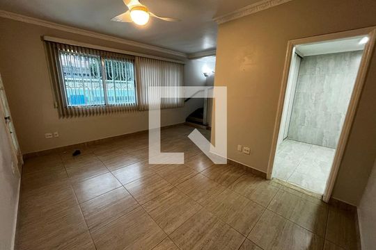 Casa para alugar com 3 quartos, 236m² em Embaré, Santos