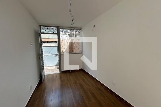 Sala de casa para alugar com 2 quartos, 90m² em Vila Valqueire, Rio de Janeiro