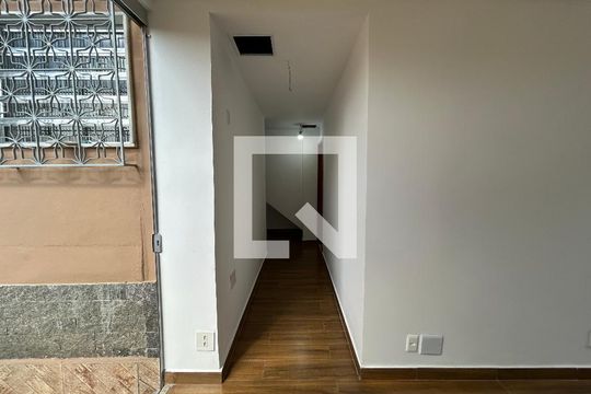 Corredor de casa para alugar com 2 quartos, 90m² em Vila Valqueire, Rio de Janeiro