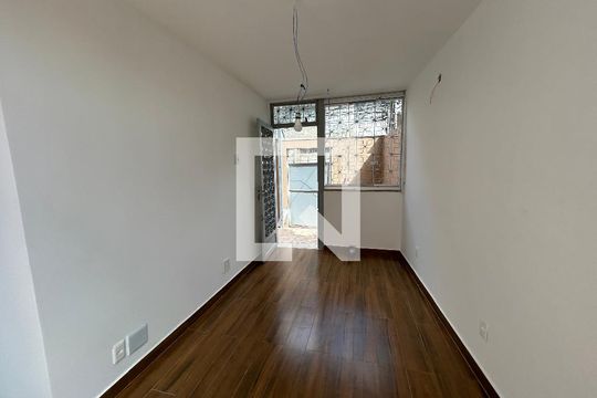 Sala de casa para alugar com 2 quartos, 90m² em Vila Valqueire, Rio de Janeiro